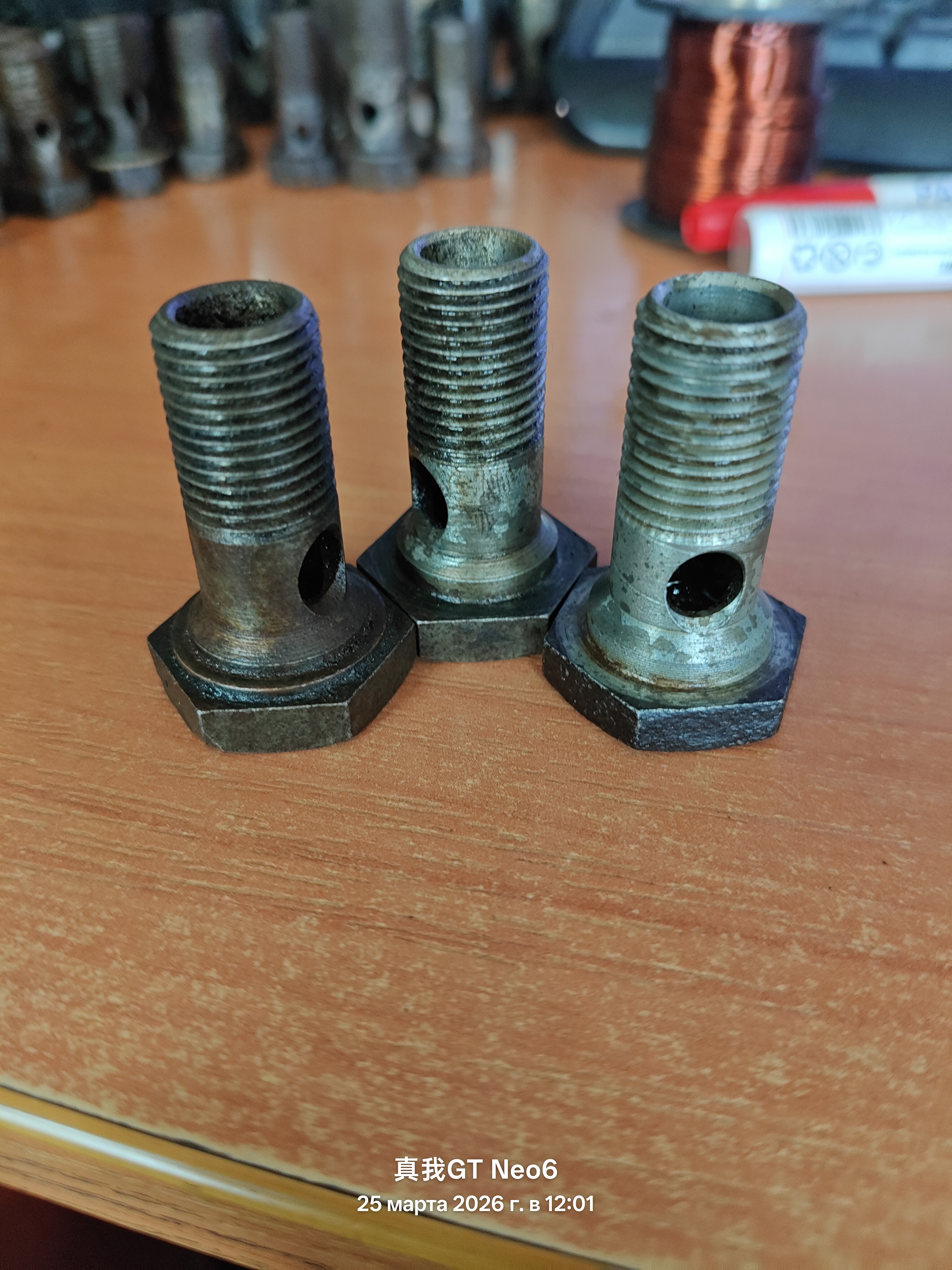 полый болт 2 отверстия внутренний диаметр-9,5мм наружный диаметр-14мм высота с шляпкой-40мм без шляпки-34мм без ступени-29мм шаг резьбы-1,5